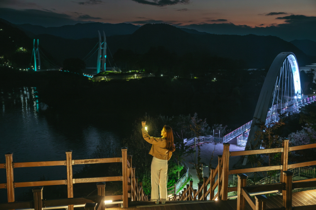 영주댐 용마루공원을 찾은 관광객이 야경을 즐기고 있다. 영주시 제공