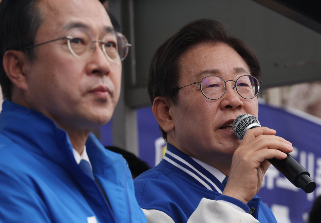 더불어민주당 이재명 대표가 8일 중구의 한 아파트단지 앞에서 박성준 후보 지원 유세를 하고 있다. 연합뉴스