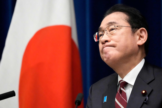 기시다 후미오 일본 총리가 지난달 28일 도쿄 총리관저에서 기자회견 도중 곤혹스러운 표정을 짓고 있다. 이날 기시다 총리는 
