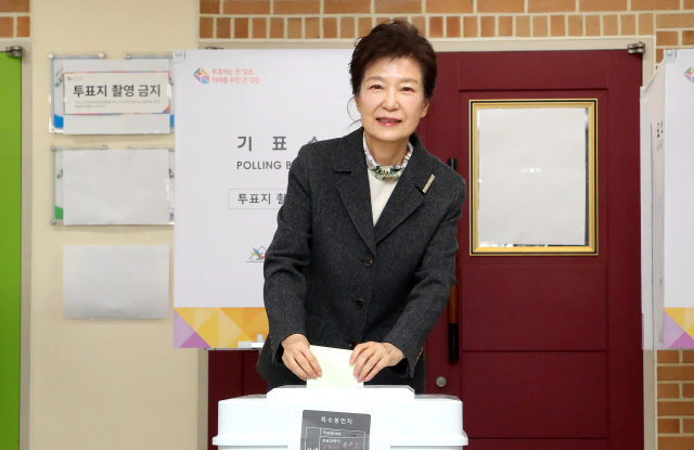 박근혜 전 대통령이 제22대 국회의원선거 투표일인 10일 대구 달성군 비슬초등학교에 마련된 유가읍 제3투표소를 찾아 투표하고 있다. 연합뉴스