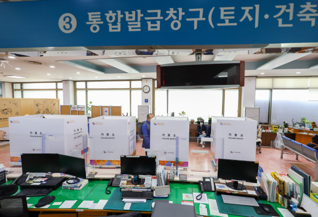 제22대 국회의원선거일인 10일 서울 동작구청에 설치된 노량진2동 제3투표소를 찾은 시민들이 투표하고 있다. 연합뉴스