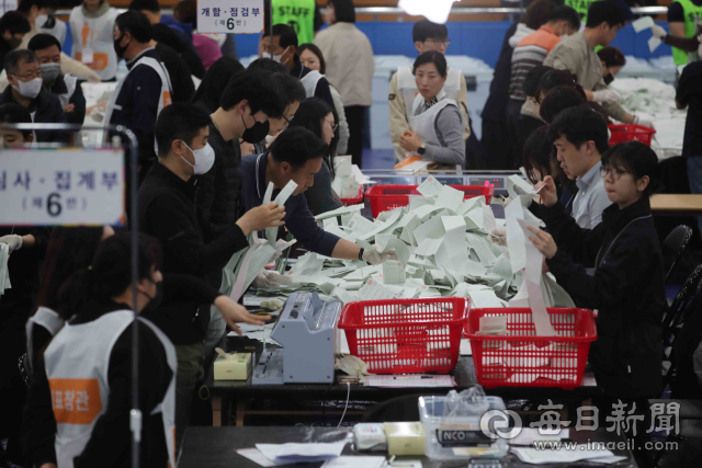 지난 2024년 4월 10일 오후 대구 수성구 만촌롤러경기장에 마련된 제22대 국회의원 선거 개표소에서 개표 사무원들이 비례대표 투표용지를 분류하고 있다. 이번 총선에서는 분류기가 도입된 1995년 이후 사라진 수검표 절차가 약 30년 만에 재도입됐다. 정운철 기자 woon@imaeil.com