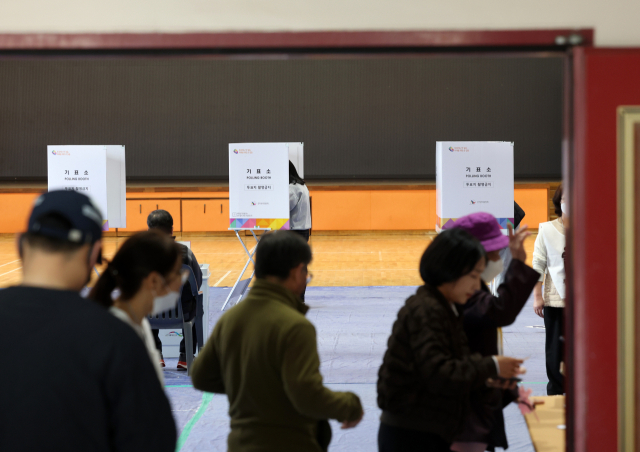 제22대 국회의원선거일인 10일 오후 강원 춘천시 부안초등학교에 마련된 투표소에서 유권자들이 투표하고 있다. 연합뉴스