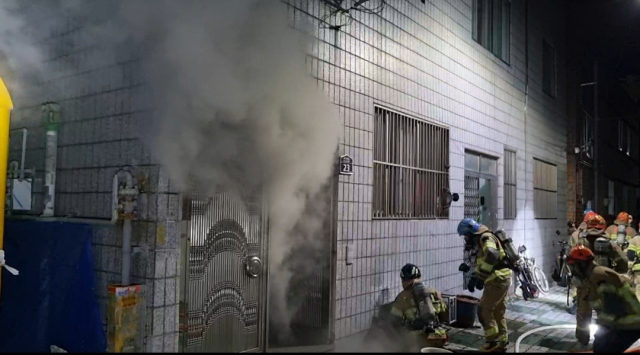 11일 소방대원들이 대구 남구 봉덕동의 한 단독주택에서 발생한 불을 끄고 있다. 대구소방안전본부 제공