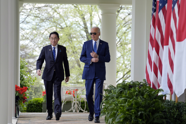 조 바이든 미국 대통령(오른쪽)과 기시다 후미오 일본 총리가 10일(현지시간) 워싱턴 DC 백악관 로즈가든에서 열린 공동 기자회견에 참석하기 위해 나란히 걸어가고 있다. 기시다 총리는 일본 총리로는 9년 만에 미국을 국빈 방문했다. 연합뉴스