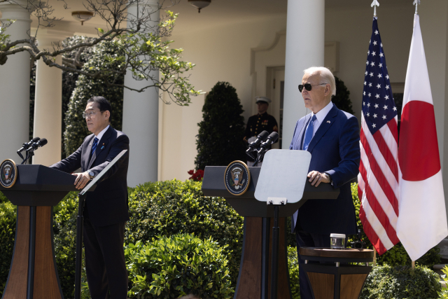 조 바이든 미국 대통령(오른쪽)과 기시다 후미오 일본 총리가 10일(현지시간) 워싱턴 DC 백악관 로즈가든에서 공동 기자회견을 하고 있다. 기시다 총리는 일본 총리로는 9년 만에 미국을 국빈 방문했다. 연합뉴스