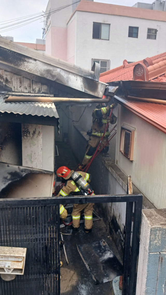 11일 오전 포항시 북구 덕수동 한 주택에서 발생한 화재를 소방대원들이 진화하고 있다. 포항북부소방서 제공.