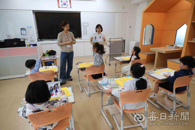 대구 시내 한 초등학교 늘봄교실에서 선생님이 학생들과 미술수업을 하고 있다. 기사 내용과 관련 없음. 매일신문 DB