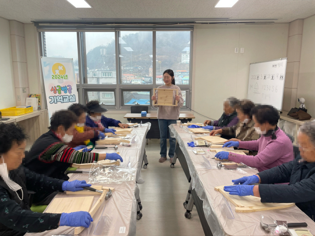 경북 영양군치매안심센터가 지난달부터 오는 5월까지 24회로 운영하는 치매환자쉼터에 다니는 경증 치매를 앓고 있는 8명의 어르신이 인지 자극을 위한 프로그램을 진행하고 있다. 영양군 제공