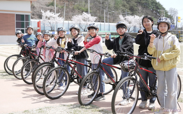 점심시간에 자전거 타기를 즐기는 경북 청송 파천초 학생들. 파천초 제공