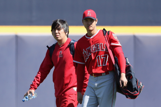 2018년 미국프로야구(MLB) 슈퍼스타 오타니 쇼헤이(오른쪽)와 전 통역사 미즈하라 잇페이(왼쪽). AFP 연합뉴스