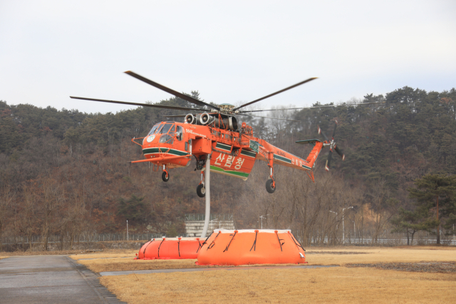 산불진화 초대형 헬기 담수 시현 . 산림청 제공