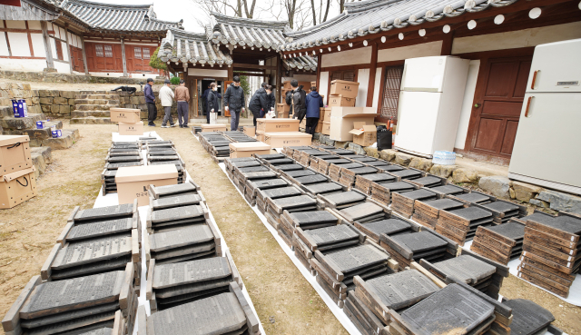 한국국학진흥원은 경북 청송군 안덕면 방호정에 보관돼 오던 책판 600여장을 기탁받았다. 사진은 인수 모습. 한국국학진흥원 제공