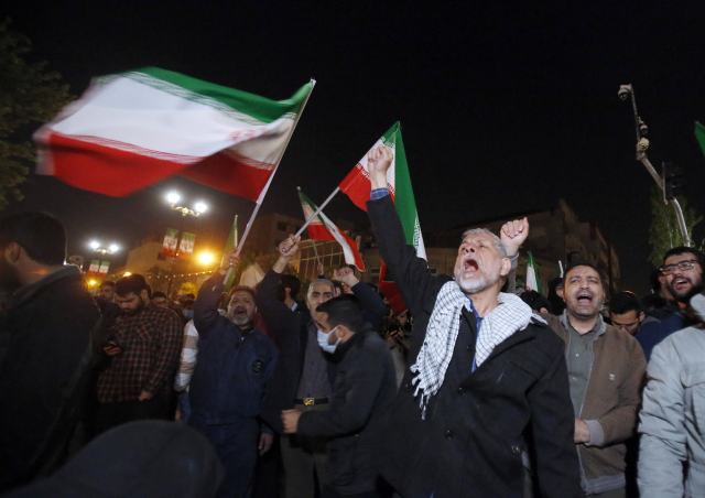 이란이 13일 밤부터 14일 오전까지 이스라엘을 겨냥해 미사일과 드론을 200발 넘게 발사했다. 14일 이란인들이 테란 영국 대사관 앞에서 자축하는 모습. EPA 연합뉴스