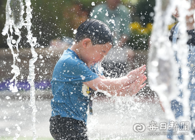 대구 낮 최고기온이 28.2℃까지 올라 초여름 날씨가 이어진 지난 14일 대구 달서구 이월드 분수대에서 어린이들이 물놀이를 즐기며 더위를 식히고 있다. 매일신문 DB