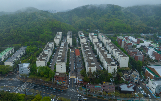 대구 수성구 상공에서 바라본 황금동 우방2차 아파트 및 범어동 범어목련 아파트 모습. 매일신문DB