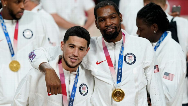 도쿄 올림픽에 나란히 출전해 금메달을 목에 건 데빈 부커(왼쪽)와 케빈 듀란트. ESPN 제공
