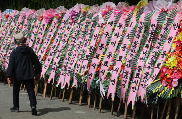 4월 17일 국회 헌정회관 앞에 국민의힘 한동훈 전 비상대책위원장을 응원하는 화환이 놓여있다. 연합뉴스