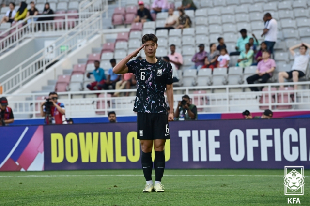 한국의 이영준이 2024 아시아축구연맹(AFC) U-23 아시안컵 조별리그 B조 2차전 중국의 경기에 출전해 골을 넣은 뒤 세리머니를 하고 있다. 연합뉴스