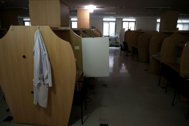 전국 대학교 의대 수업이 재개되는 가운데 지난 15일 서울 소재 한 대학교 의과대학 열람실이 텅 비어 있다. 연합뉴스