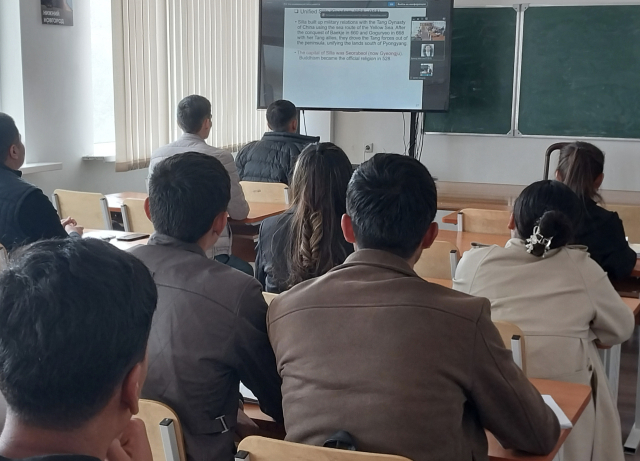 지난 15일 우즈베키스탄 사마르칸트국립대 학생들이 이병완 영남대 교수의 새마을학 강의를 온라인으로 수강하고 있다. 영남대 제공