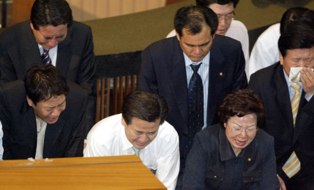 2004년 3월 12일 국회 본회의장에서 헌정사상 처음으로 대통령(노무현 당시 대통령) 탄핵소추안이 가결되자 당시 여당인 열린우리당 의원들이 통곡하고 있다. 연합뉴스