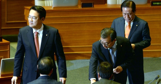 2016년 12월 9일 오후 당시 새누리당 이정현 대표(중앙)와 정진석 원내대표(맨 왼쪽)가 국회 본회의에서 박근혜 대통령 탄핵소추안에 대한 투표를 하고 있다. 연합뉴스