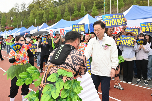 임종식 경북교육감이 20일 의성종합운동장에서 개최된 교육행정인 한마음 체육대회에 참가해 미국 하와이 원주민 복장으로 이색 응원을 진행하고 있는 구미교육지원청 부스를 방문해 격려하고 있다. 김영진 기자