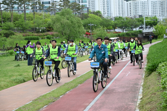 지난 22일 부산 기장군 정관읍 좌광천 일원에서 정종복 기장군수와 자원봉사자들이 공영자전거 