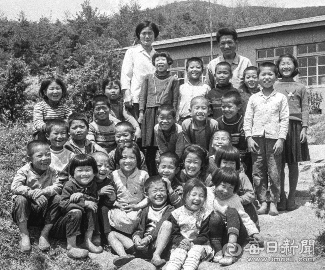 1969년 6월 고무신을 신고 해맑은 얼굴로 카메라 앞에선 지산국민학교 범물분교 어린이들. 뒤줄 왼쪽은 서정희(21), 오른쪽은 조경환(33) 선생님. 사진=매일아카이빙센터