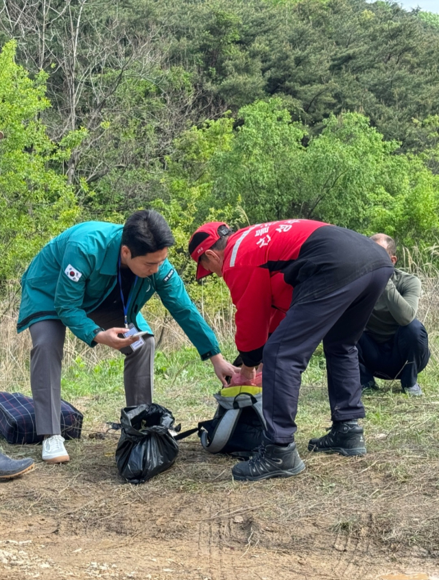 성주군 산림 내 불법행위 단속반이 임산물 불법 채취가 의심되는 입산자의 가방을 조사하고 있다. 성주군 제공