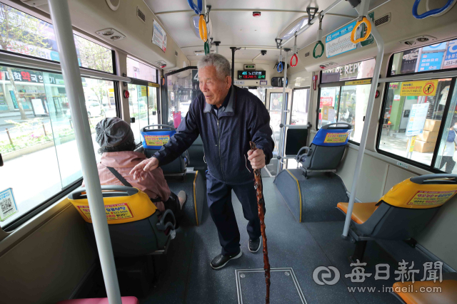 지난 4월 25일 중구 서문시장 정류장에서 시내버스를 탄 고령(89)의 어르신이 자리로 이동하고 있다. 매일신문DB