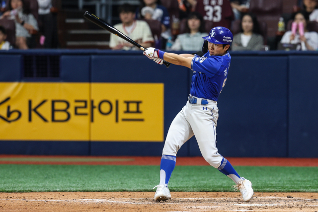 삼성 라이온즈의 김지찬이 28일 서울 고척스카이돔에서 열린 프로야구 키움 히어로즈와의 경기에 출전해 안타를 때리고 있다. 삼성 제공