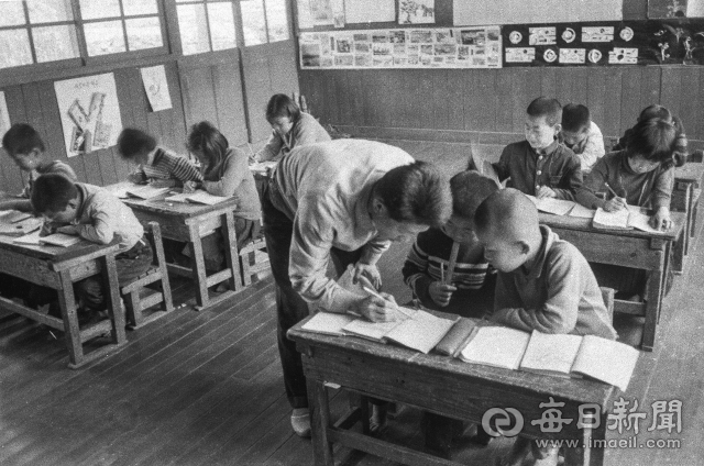 1969년 6월 지산국민학교 범물분교 4,5,6학년이 함께 배우는 교실에서 조경환(33) 선생님이 4학년을 지도하는 동안 5,6학년 어린이들이 자습하고 있다. 사진=매일아카이빙센터