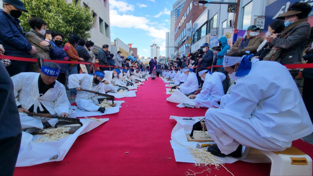 지난해 대구약령시한방문화축제 전승기예(한약재썰기)경연대회 모습. 대구문화예술진흥원 제공