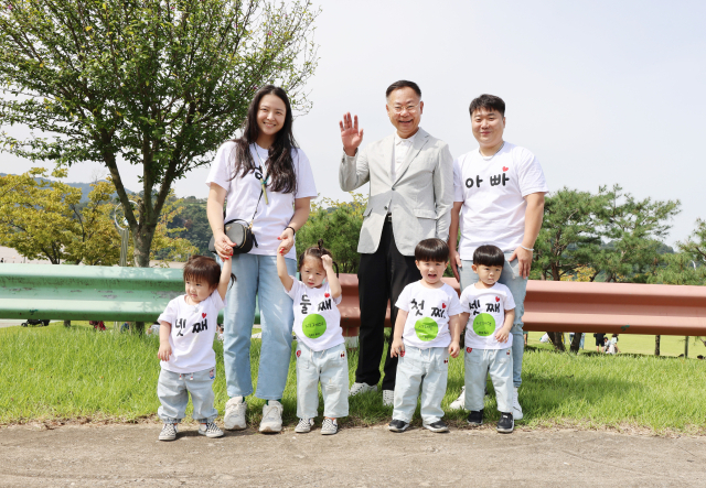 김재욱(뒷줄 가운데) 칠곡군수가 다둥이 가족과 함께 기념촬영을 하고 있다. 칠곡군 제공