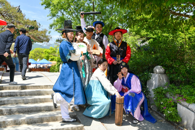 한국선비문화축제장을 방문한 관광객들이 갓 쓰고 한복 입고 선비문화를 체험하고 있다. 영주시 제공