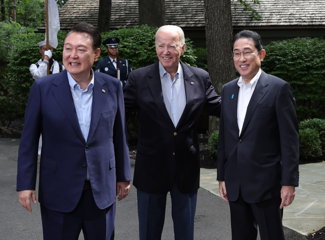 윤석열 대통령, 조 바이든 미국 대통령, 기시다 후미오 일본 총리가 지난해 8월 한미일 정상회의가 열린 미국 워싱턴 DC 캠프 데이비드에서 포즈를 취하고 있다. 연합뉴스