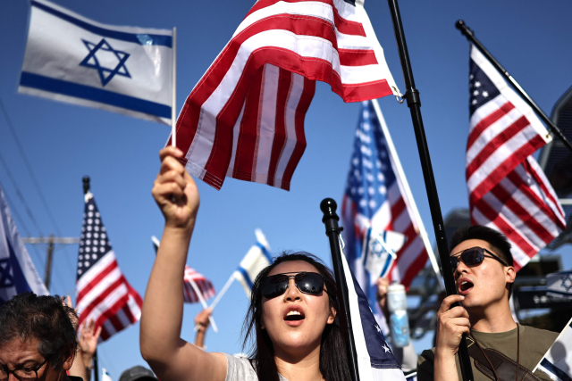 하마스와 가자지구 휴전 협상이 진전의 기미가 보이지 않고 있다. 이스라엘을 지지하는 사람들이 2024년 5월 8일 캘리포니아 로스앤젤레스에서 열린 종교 간 집회에 참석한 후 USC 캠퍼스로 행진하고 있다. AFP 연합뉴스