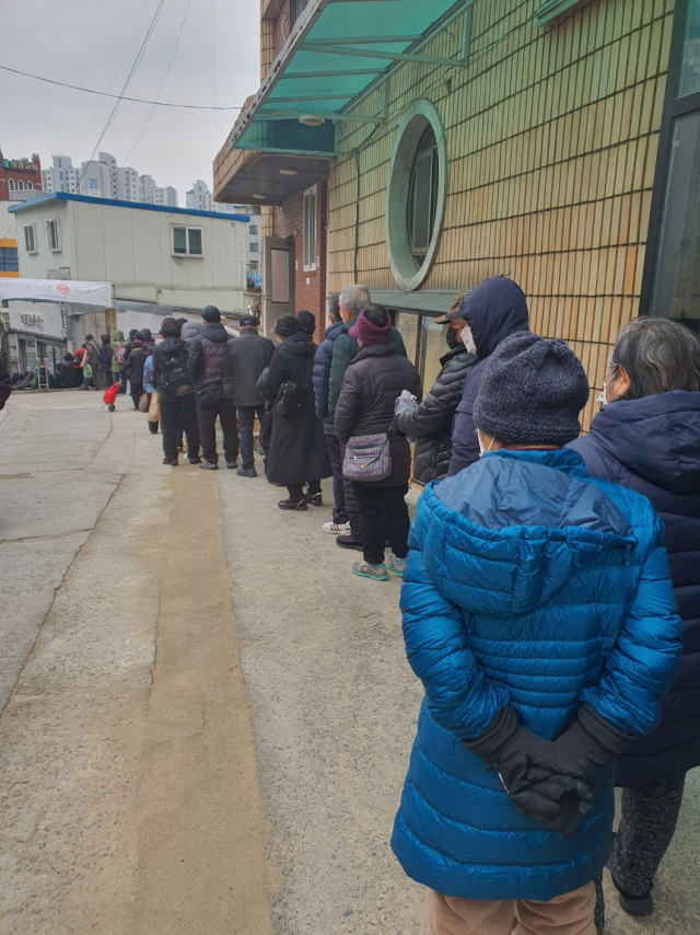 대한불교 조계종 동화복지재단 무료급식소 자비의 집에서 노숙인과 독거노인 등에게 무료급식을 하고 있다. 자비의 집 제공