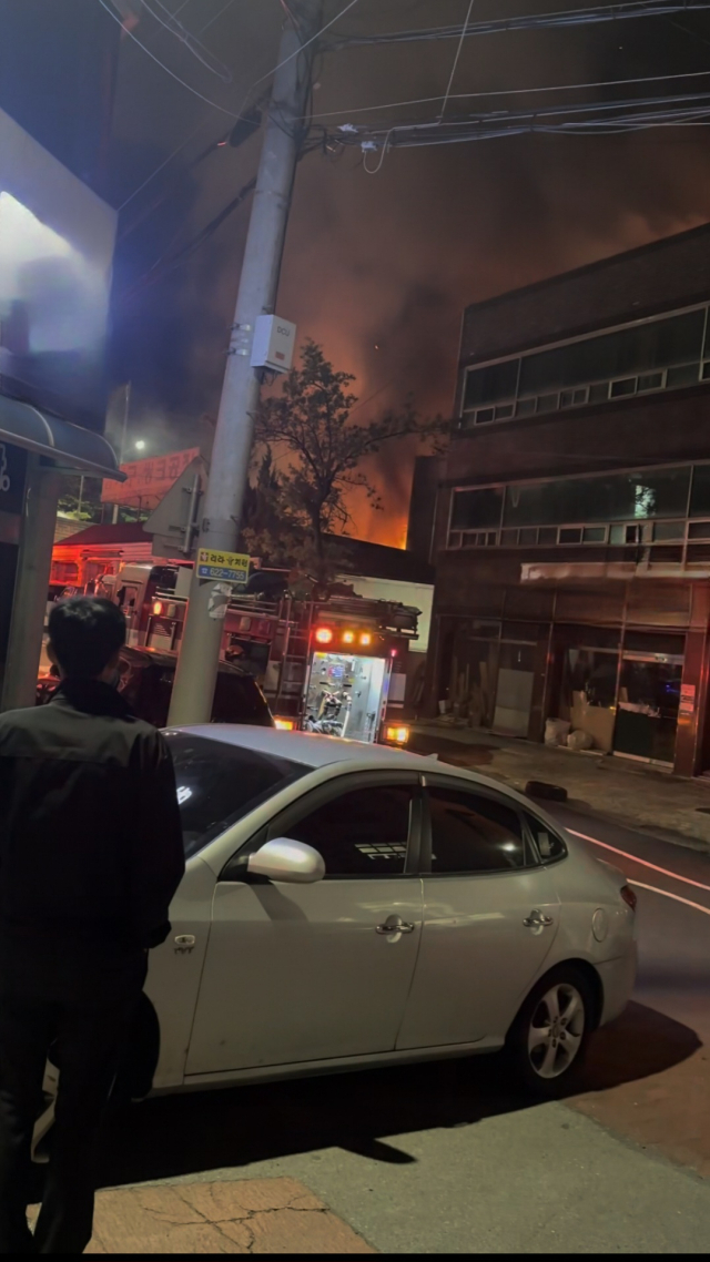 9일 오후 8시 20분 쯤 대구 달서구 송현동의 한 식자재마트에서 불이 났다. 독자 제공.