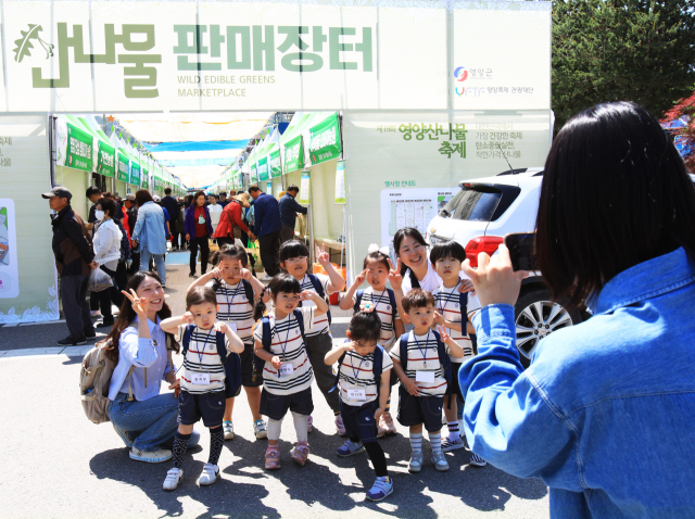 지난 9일 제19회 영양산나물축제장을 찾은 어린이들이 산나물 판매장 입구에서 기념 촬영을 하고 있다. 영양군 제공