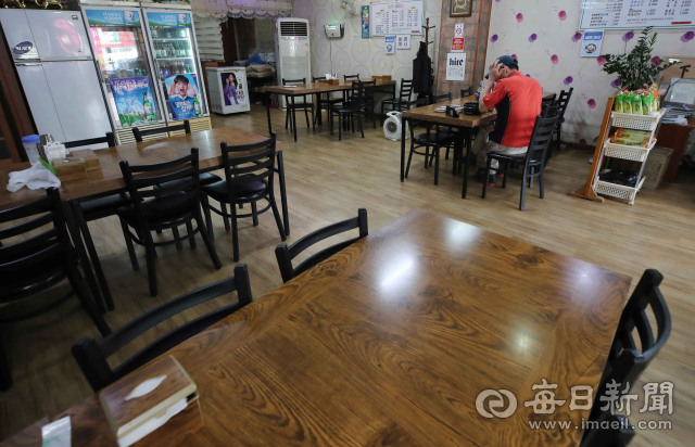 고물가 장기화에 자영업자들의 시름이 깊어지고 있다. 12일 오후 대구 시내 한 식당이 점심시간임에도 한산한 모습을 보이고 있다. 정운철 기자 woon@imaeil.com
