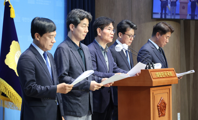 더불어민주당 의원과 당선인들이 12일 오전 서울 여의도 국회 소통관에서 문재인 전 대통령 주변 수사와 관련해 기자회견을 하고 있다. 왼쪽부터 이성윤 당선인, 윤건영 의원, 이용선 의원, 진성준 의원, 이기헌 당선인. 연합뉴스