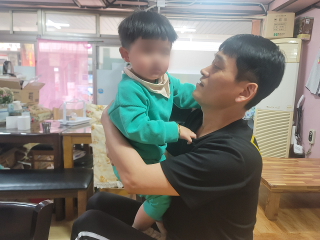 지난 10일 김병국(46) 씨가 아들 태우(2)를 바라보고 있다. 박성현 기자