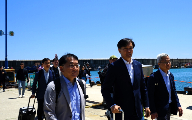 13일 오전 울릉군에 입도한 조국 대표가 주민