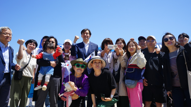 13일 오전 울릉군에 입도한 조국 대표가 여객선에서 하선한 뒤 주민