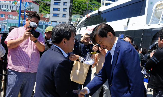 13일 오전 울릉군에 입도한 조국 대표를 남한권 울릉군수가 영접하고 있다. 조준호 기자