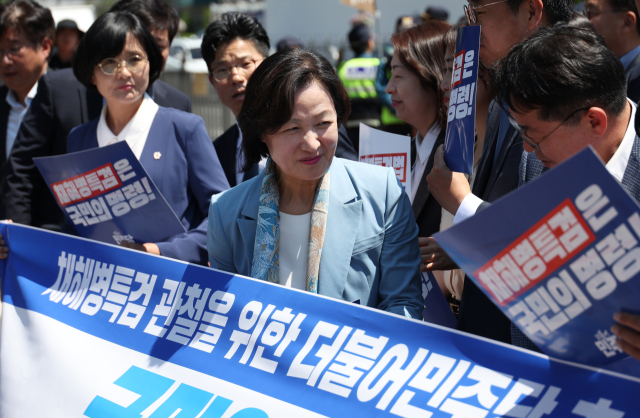 더불어민주당 국회의장 경선 후보인 추미애 당선인이 13일 용산 대통령실 앞에서 초선 당선인들이 연 