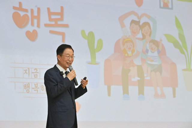 13일 임종식 경북도교육감이 경산 하양여자고등학교를 방문해 2학년 학생들을 대상으로 특강을 진행하고 있다. 경북교육청 제공